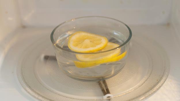 Чистим СВЧ-печь лимоном